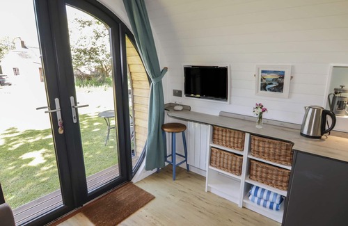 Merrion Cottage | FLORENCE POD, pet friendly, with a garden in Pembroke