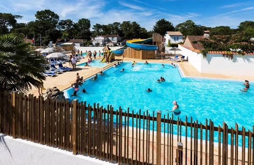 Les Conches House | Flower Camping Les Dunes * - Homeflower Premium CLIM 30.5m2 (3 bedrooms) + semi-covered terrace + TV + sheets + towels 6 people