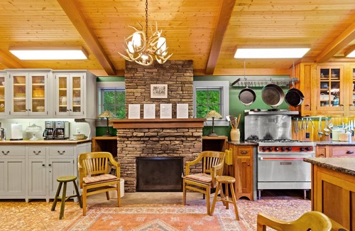 Hyner House | Folded Hills Lodge and Private Park