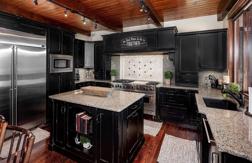 Bryson City Cabin | Fontana Lake Lodge - Free Railroad Passes - Palatial Cabin w/Gorgeous Views-