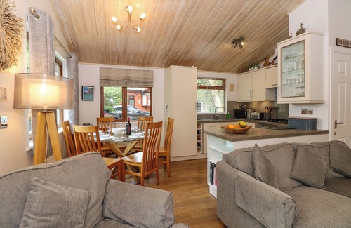 Troutbeck Bridge Cottage | FOOTPRINTS LODGE, family friendly, with pool in White Cross Bay