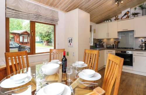 Troutbeck Bridge Cottage | FOOTPRINTS LODGE, family friendly, with pool in White Cross Bay