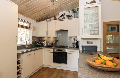 Troutbeck Bridge Cottage | FOOTPRINTS LODGE, family friendly, with pool in White Cross Bay