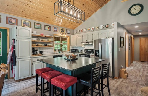 Leavenworth Cabin | Forest Gem: Peaceful dog-friendly cabin with Hot Tub and EV Charger