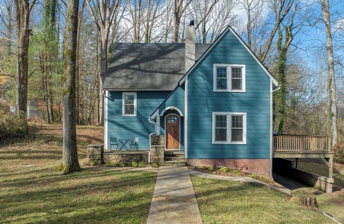 Brevard House | Forest Hill Farmhouse - Monthly Rental 5 Minutes from Downtown Brevard!