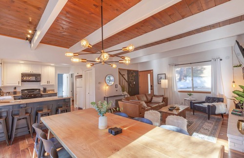 Lake Arrowhead Cottage | Forest Moon Chalet. Designer & Pet Friendly Luxury 3 Bdrm. w/Hot Tub