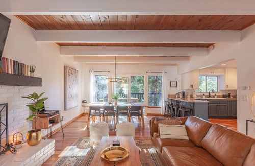 Lake Arrowhead Cottage | Forest Moon Chalet. Designer & Pet Friendly Luxury 3 Bdrm. w/Hot Tub