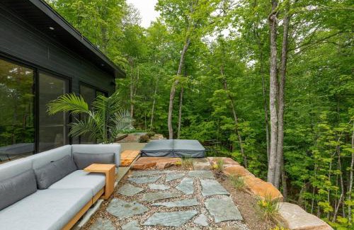 La Conception House | Forest Refuge - Fire - HotTub - Tremblant 15 min