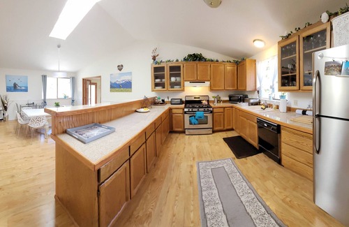 Port Angeles House | Forest Retreat ~ Pvt Creek Trail, 15 min to downtown