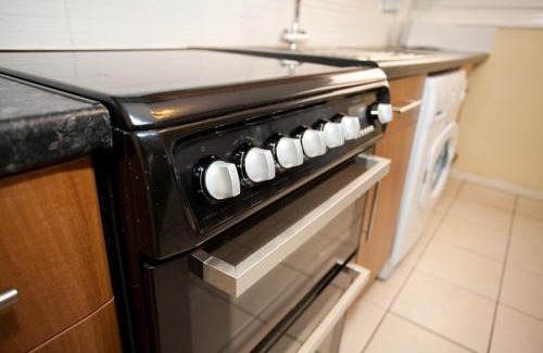 Nottingham City Centre Apartment | Foresters Inn - Huntingdon Street - Your own City Centre 7 Double Bedrooms Self Catering Apartment and 3 Bathrooms - Full Kitchen to Cook as you would at home and Snooker Room and Parking for Cars or High Top Vans at five pounds a day