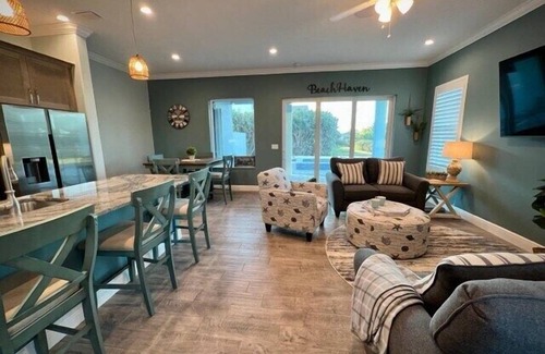 Ocean Shores House | Forget your worries in this spacious and serene space