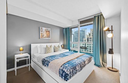 Bathurst Quay Apartment | Fort York Escape For Families w Free Parking