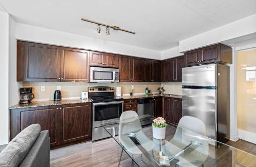 Bathurst Quay Apartment | Fort York Escape For Families w Free Parking