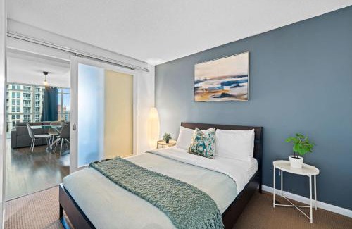 Bathurst Quay Apartment | Fort York Escape For Families w Free Parking