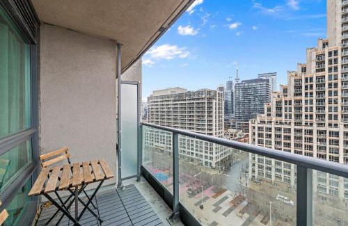 Bathurst Quay Apartment | Fort York Escape For Families w Free Parking