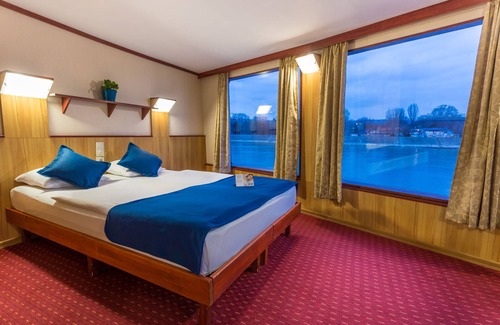 Ujlipotvaros Hotel | Fortuna Boat Hotel and Restaurant