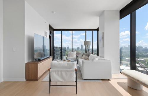 River North Apartment | Foundry Unmatched Skyline Views at Lincoln Park