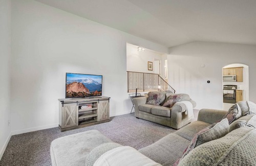 Colorado Springs Apartment | Fountain Mountain|Trails & Wildlife|BBQ + Fire Pit