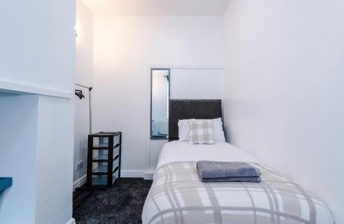 Chorley House | Four BR House By Eason Stays Short Lets & Serviced Accommodation Chorley With Free Parking