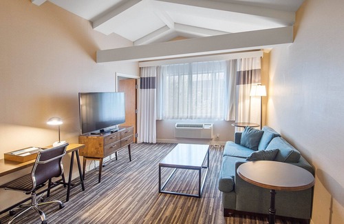 Plainview Hotel | Four Points by Sheraton Melville Long Island