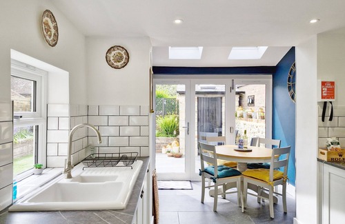 Chichester House | Four Priory Road, Chichester - a cottage that sleeps 4 guests in 2 bedrooms
