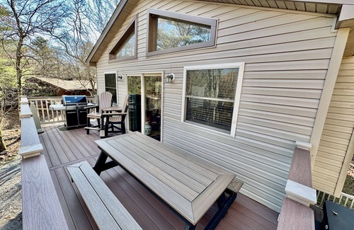 Lake Harmony Estates Ski Chalet | Four Seasons Vacation Home By Lake, HOT TUB, WIFI,BEACH passes, Canoe, FIRE PIT