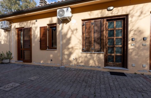 Pisa Apartment | Four Shades of Pisa - Yellow Studio Apartment