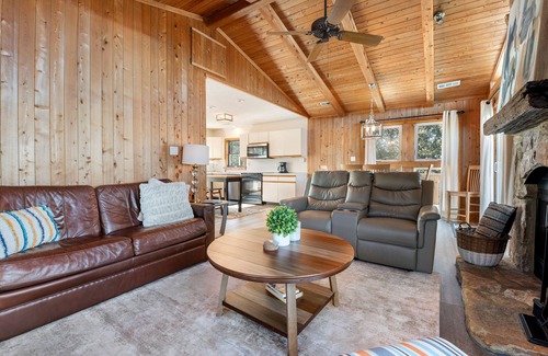 Duck House | Four Sons: Shared Pool, Creek Access, Dog-Friendly
