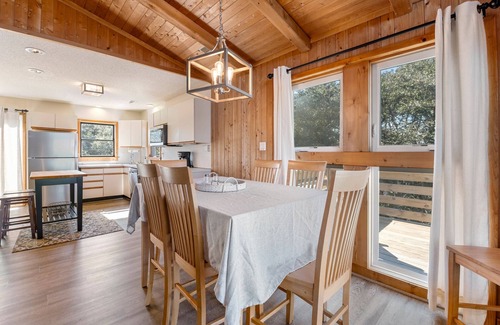 Duck House | Four Sons: Shared Pool, Creek Access, Dog-Friendly