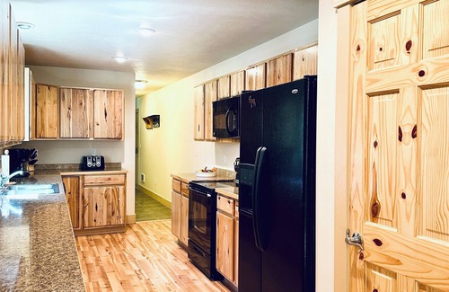 Island Park House | 🦊 Fox Den ~ New to VRBO ~ Wifi ~ Close to Yellowstone ~ Cabin in the pines of Island Park.