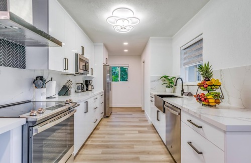 Croissant Park House | Fox Private Resort- Near Downtown & Beach