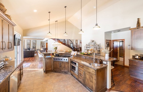 The Village House | Fox Whisper Lodge by AvantStay | 10mins to Slopes