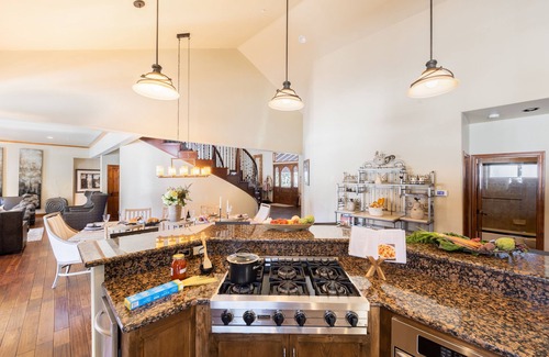 The Village House | Fox Whisper Lodge by AvantStay | 10mins to Slopes