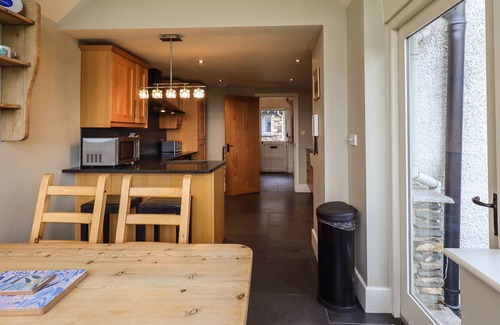 Underbarrow Cottage | FOXDENE COTTAGE, pet friendly, with hot tub in Underbarrow