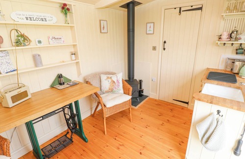 Camborne Cottage | FOXGLOVE, romantic, character holiday cottage in Camborne