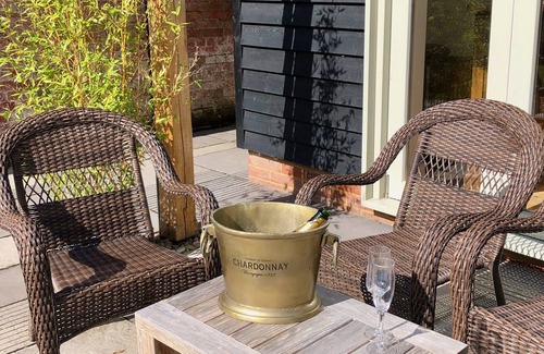 New Forest District House | Foxholes- Gated, facing South, hot tub, with three ensuites