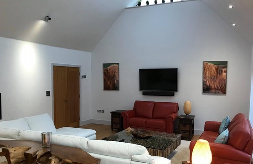 New Forest District House | Foxholes- Gated, facing South, hot tub, with three ensuites