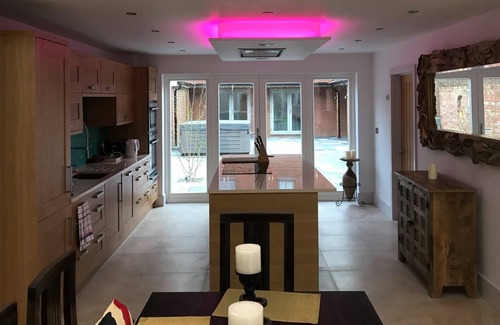 New Forest District House | Foxholes- Gated, facing South, hot tub, with three ensuites