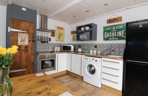Spixworth Cottage | FOXLEY WOOD COTTAGE, pet friendly, with a garden in Spixworth