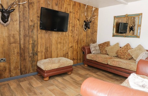 Spixworth Cottage | FOXLEY WOOD COTTAGE, pet friendly, with a garden in Spixworth