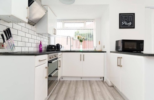 Chapeltown Apartment | Foxwood 3 Bed Apartment Secure Parking w garden