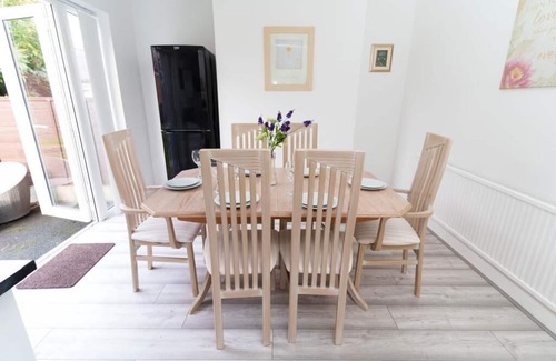 Chapeltown Apartment | Foxwood 3 Bed Apartment Secure Parking w garden