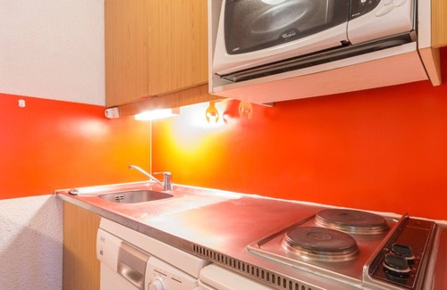 Montchavin Apartment | Functional Apartment Near Center with Balcony