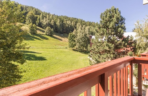 Montchavin Apartment | Functional Apartment Near Center with Balcony