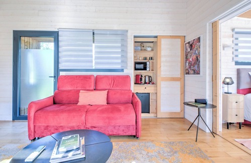 Saint-Felix-de-Reillac-et-Mortemart Cottage | Lodge Grand Air – Private Jacuzzi, Golf View & Premium Nature Retreat