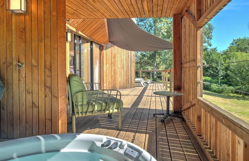 Saint-Felix-de-Reillac-et-Mortemart Cottage | Lodge Grand Air – Private Jacuzzi, Golf View & Premium Nature Retreat