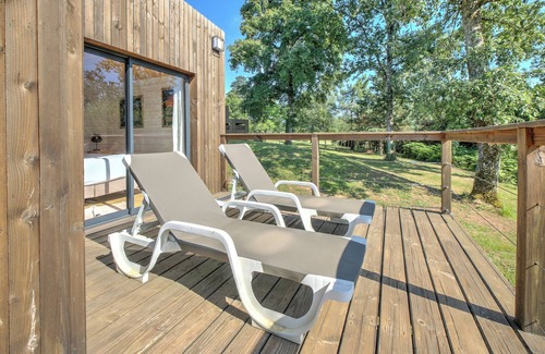 Saint-Felix-de-Reillac-et-Mortemart Cottage | Lodge Grand Air – Private Jacuzzi, Golf View & Premium Nature Retreat