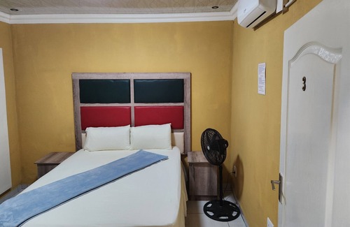 Emfuleni Bed & Breakfast | Francos guest lodge accommodation