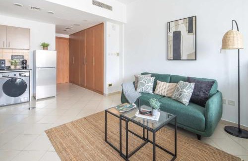 Dubai Production City Apartment | Frank Porter - Lago Vista