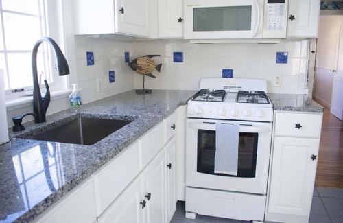 Dennis Port House | Frank's Cozy Cape Cod Beach Cottage